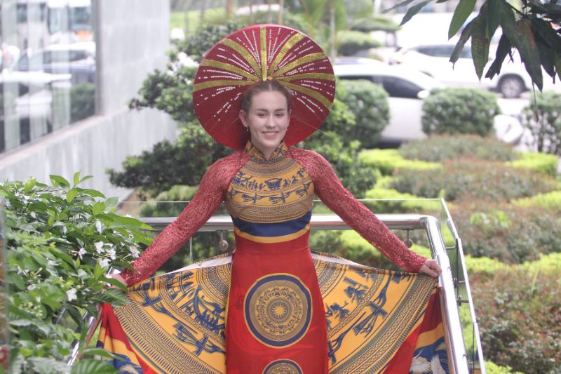 Mali Towers cua tuyen Australia kha ngai ngung khi tao dang voi ao dai. Ky VTV Cup 2025 cung la lan dau tien co duoc len tuyen. Viec duoc trai nghiem mac ao dai tai Viet Nam chac han se lam hanh trinh cua co them dang nho. 
