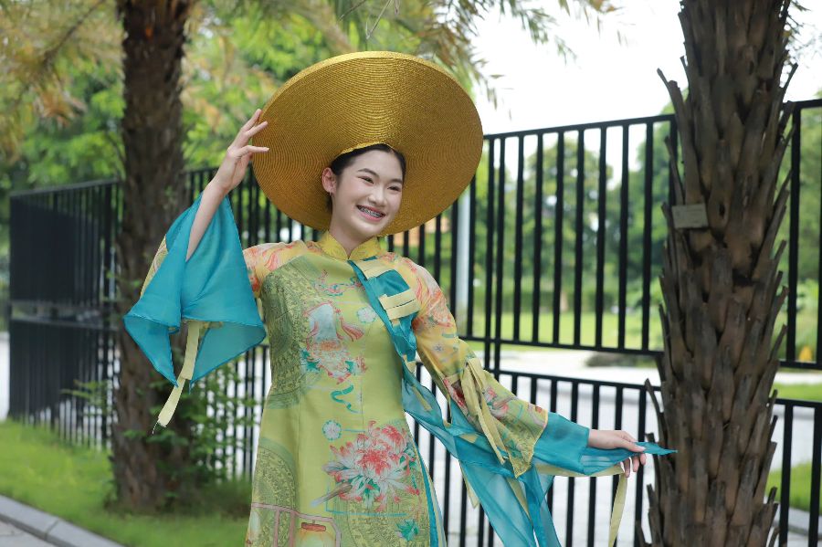 Nannaphat Moonjakham cua U21 Thai Lan hao hung voi ta ao dai co thiet ke cau ky. Co luon bay to su vui ve va cuoi tuoi khi duoc chup hinh.