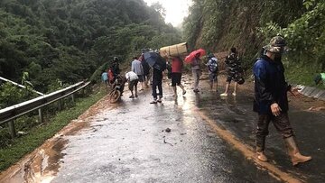 La route s'est effondree en raison de fortes pluies traversant le village de Cha Ot. Photo : Truong Son