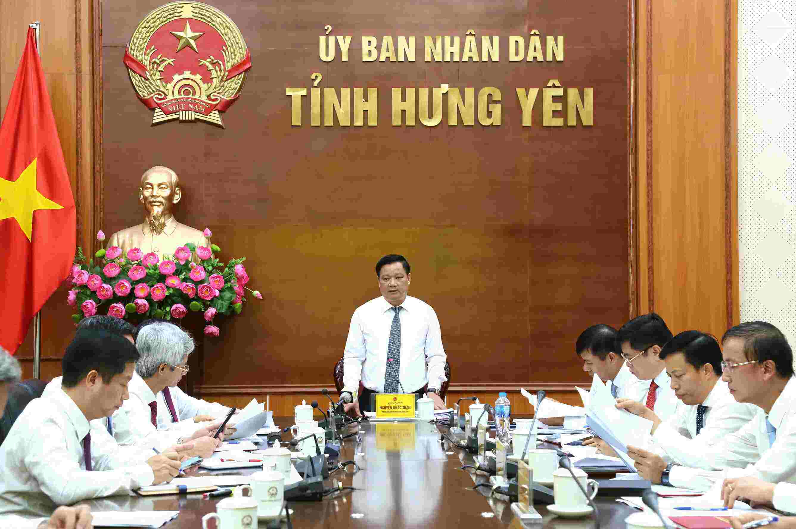 M. Nguyen Khac Than - President du Comite populaire provincial prend la parole pour donner des instructions lors de la reunion. Photo : Portail du TTDT de la province de Hung Yen