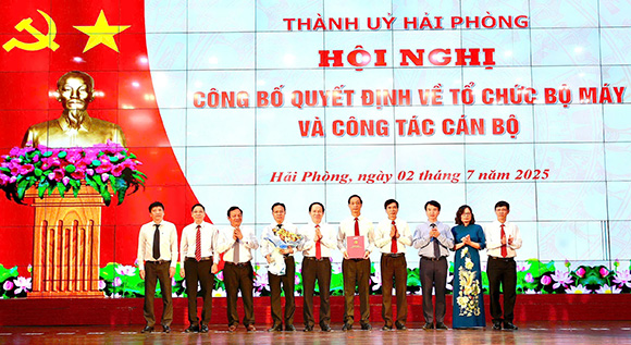 하이퐁시 당위원회 서기가 시 당 기관 당위원회에 결정서를 수여하고 있습니다. 사진: 하이퐁 전자 정보 포털