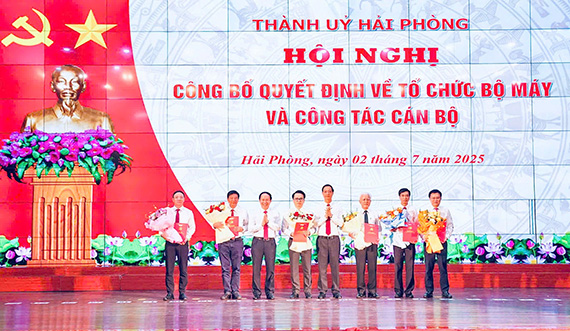 Trao quyet dinh cho cac ban dang, don vi truc thuoc Thanh uy Hai Phong. Anh: Cong TTDT Hai Phong