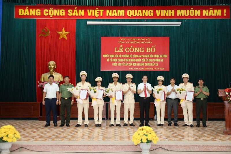 La police du quartier de Pho Hien annonce la decision sur le personnel. Photo : Portail TTDT de la police provinciale de Hung Yen