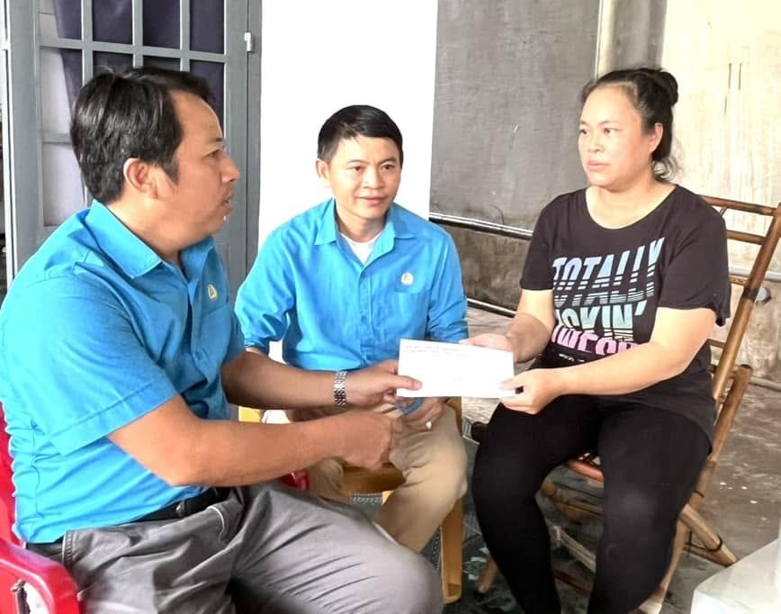 The Freewell Company Limited Trade Union supported Ms. Mai Thi Le Hien whose husband passed away from a serious illness. Ms. Hien alone raises two young children and is facing many difficulties. Photo: Provided by the Trade Union