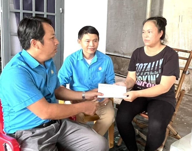 Công đoàn hỗ trợ cho 2 đoàn viên gặp khó khăn trong cuộc sống