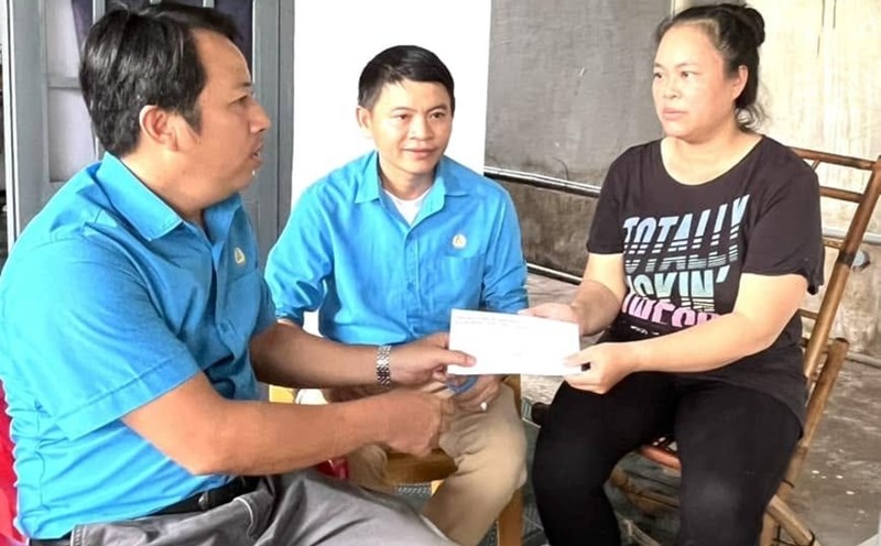 The Freewell Company Limited Trade Union supported Ms. Mai Thi Le Hien whose husband passed away from a serious illness. Ms. Hien alone raises two young children and is facing many difficulties. Photo: Provided by the Trade Union