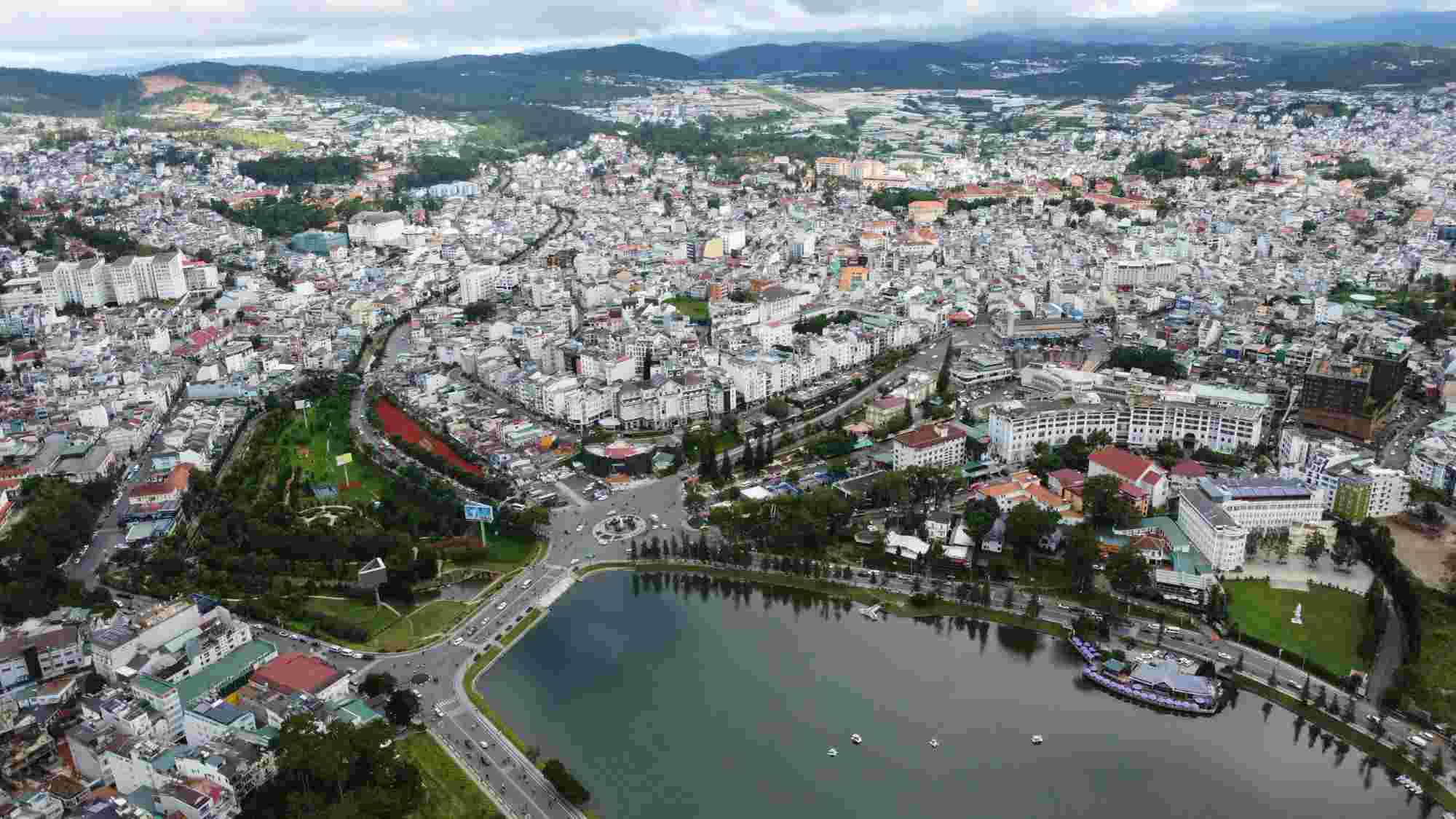 The authorities have approved the Hoa Binh area right at Da Lat market to become a center for tourism and trade services. Photo: Lam Hong