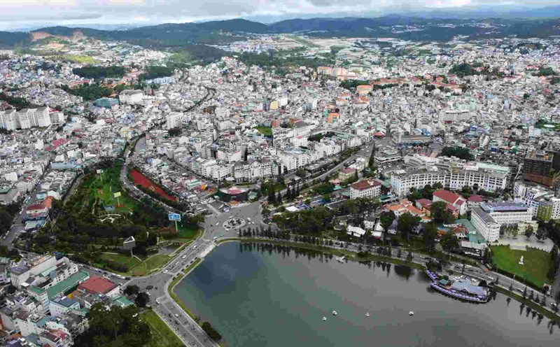 The authorities have approved the Hoa Binh area right at Da Lat market to become a center for tourism and trade services. Photo: Lam Hong