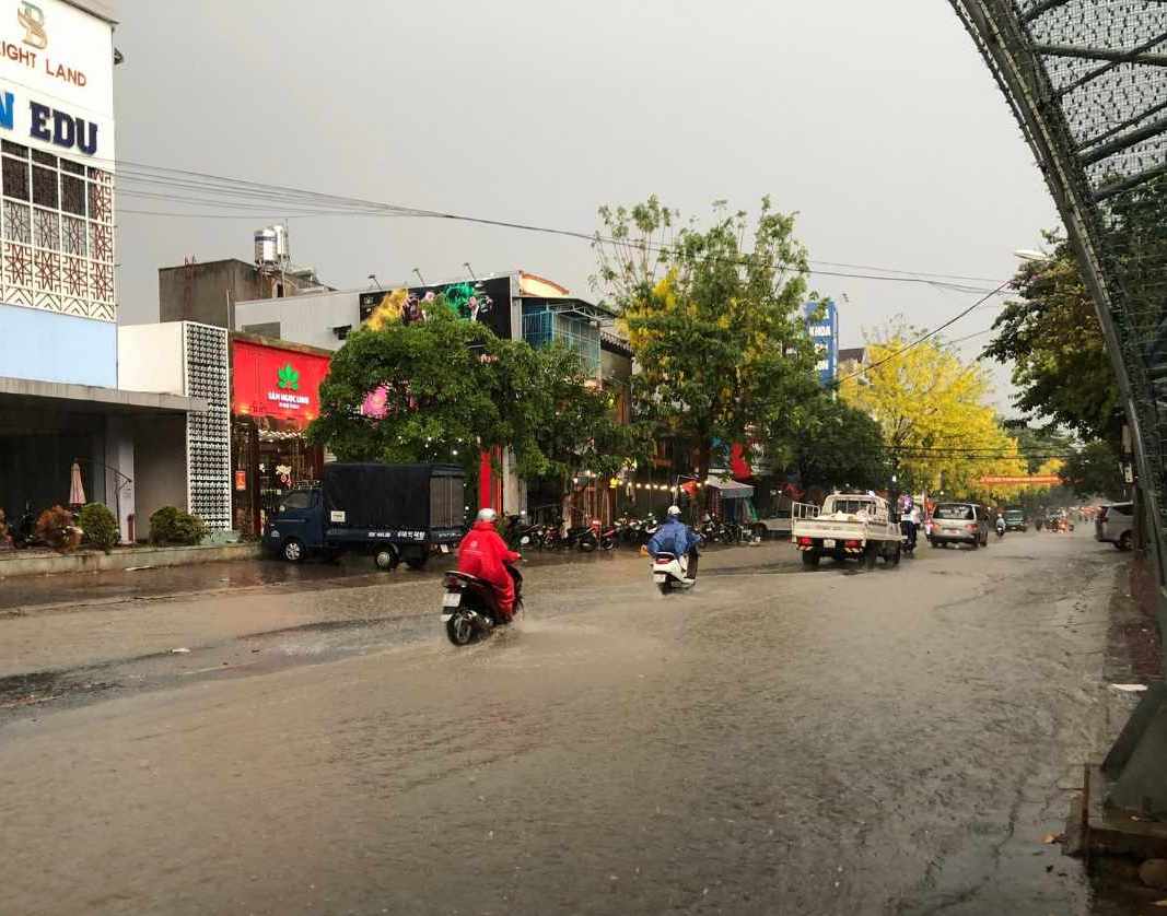 7월 3일 서북부 지방 날씨 폭우와 폭풍우 평균 기온 22~30°C. 사진: 레 응우옌