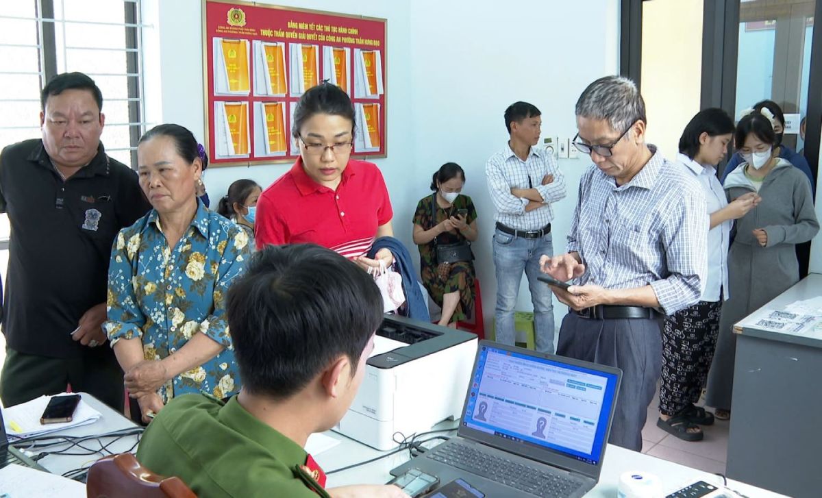 La policia de Tran Hung Dao Ward (provincia colgada de Yen) aseguro la operacion de las autoridades locales 2 niveles. Foto: Policia de la provincia de Hung Yen