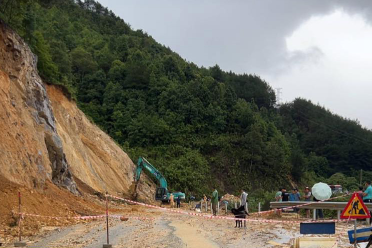 Mua lon keo dai gay sat lo tai Km76+650m Quoc lo 4D dia phan tinh Lai Chau Anh: Cong an Lai Chau