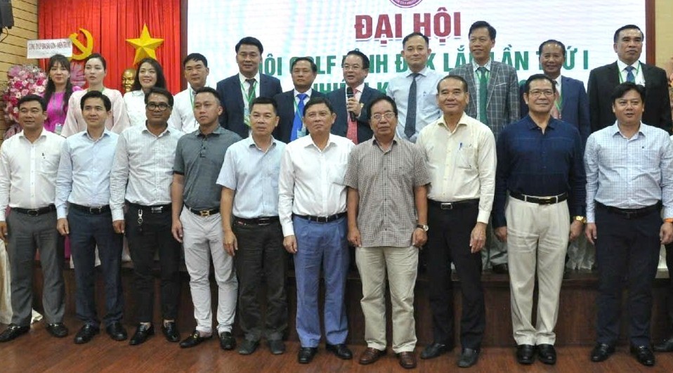 Delegates attended a souvenir photo with the Executive Committee of the Dak Lak Golf Association for the new term. Photo: Bao Trung