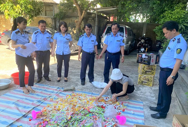 Les menages commerciaux detruisent les produits illegaux. Photo : Departement de la gestion du marche de la province de Quang Tri