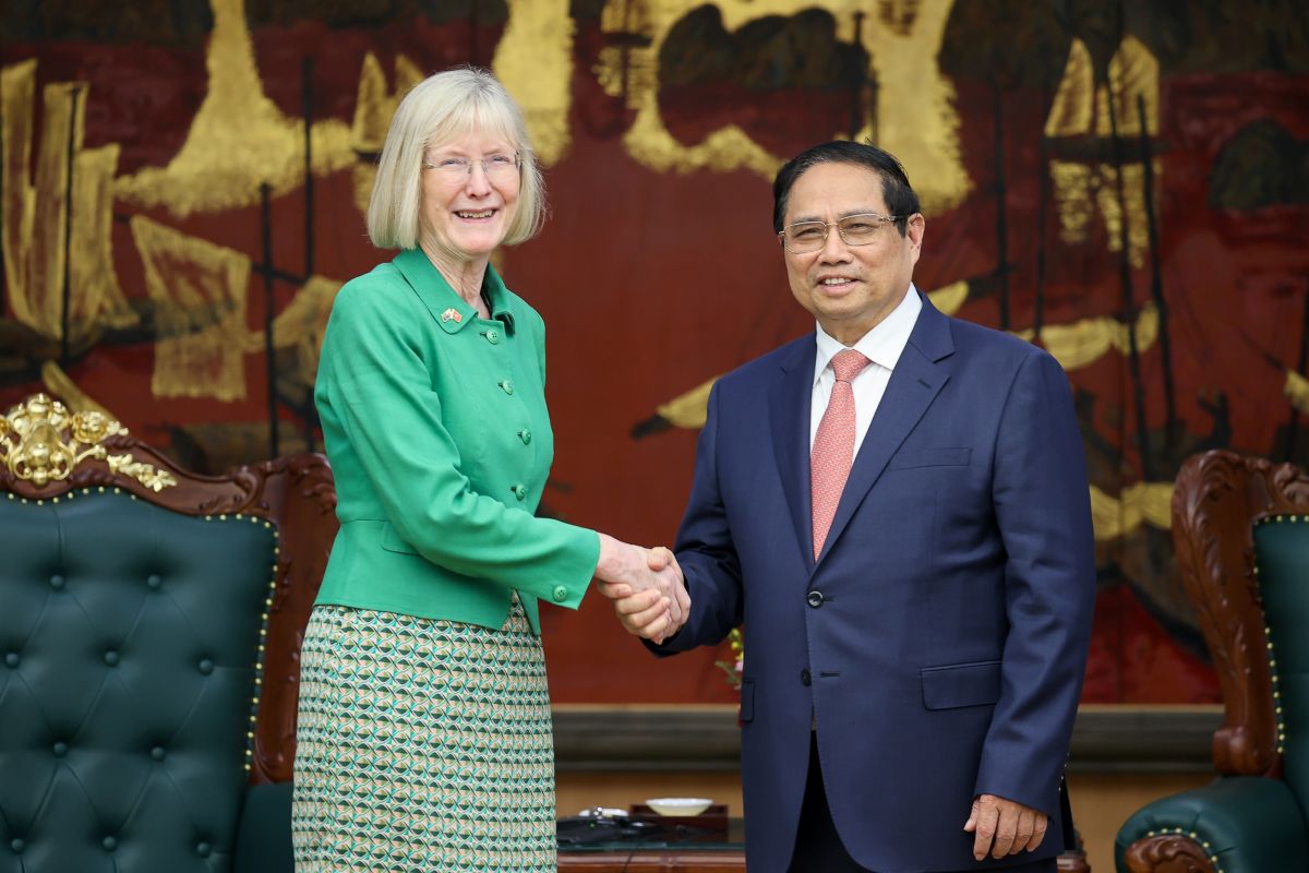 팜밍찡 정치국 위원 겸 총리가 베트남 주재 호주 대사 질리안 버드를 접견하고 있습니다. 사진: VGP