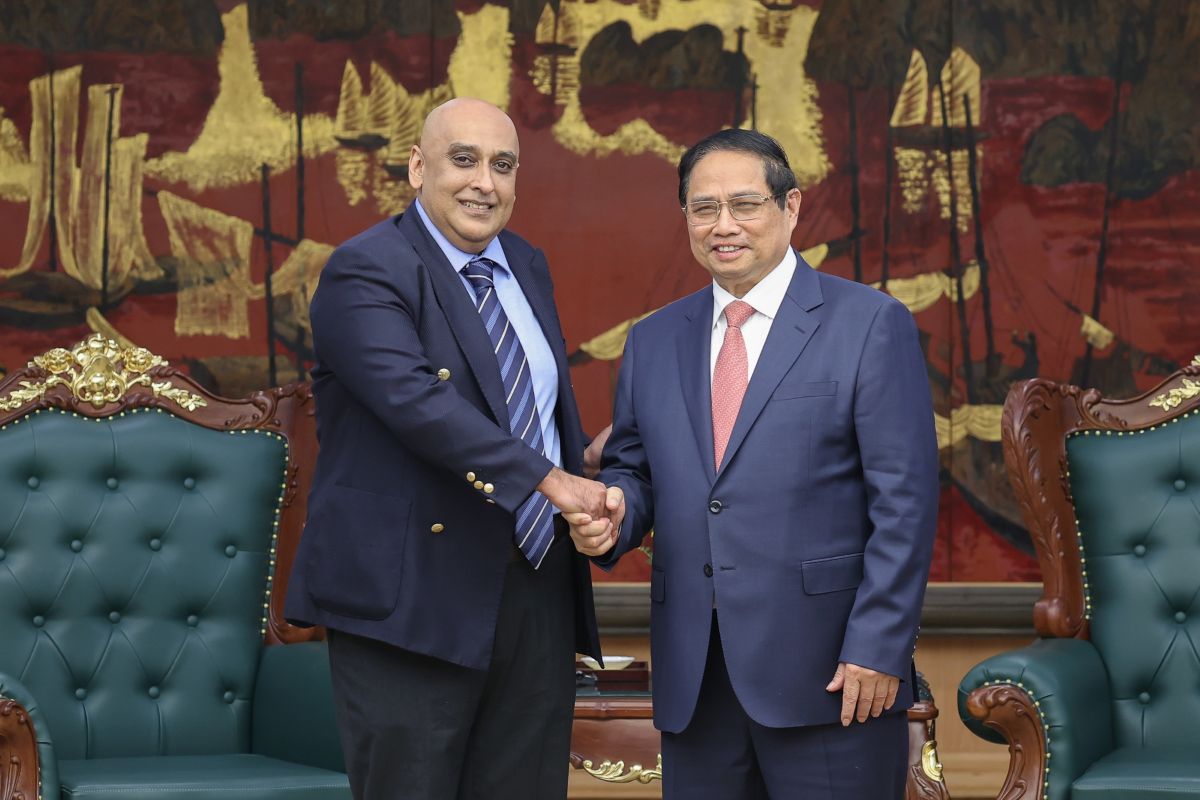 Politburo member and Prime Minister Pham Minh Chinh received Mr. Ali Ijaz Ahmad, leader of Makara Capital Group (Singapore). Photo: VGP
