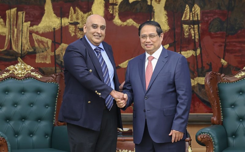Politburo member and Prime Minister Pham Minh Chinh received Mr. Ali Ijaz Ahmad, leader of Makara Capital Group (Singapore). Photo: VGP