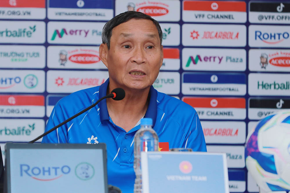 Coach Mai Duc Chung of the Vietnam women's team. Photo: Minh Dan
