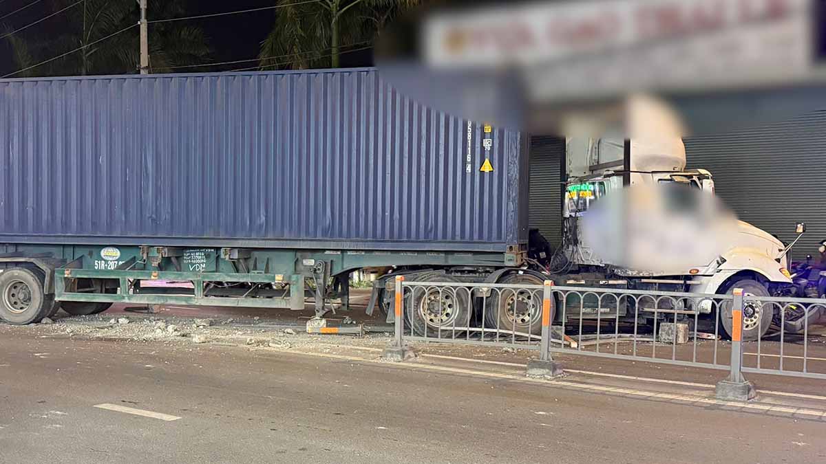 ホーチミン市でコンテナ車が分離帯を破壊して道路を横断させた事件の現場。写真:ミン・タム