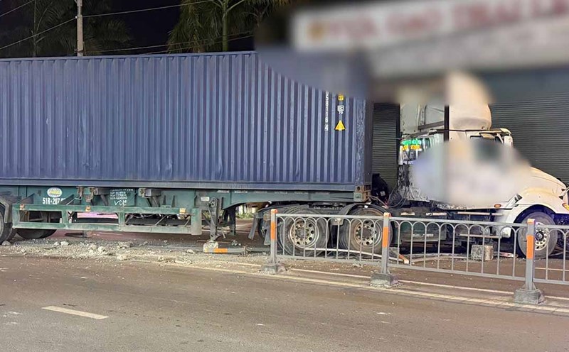 Scene of the container truck crushing the median strip, blocking the road in Ho Chi Minh City. Photo: Minh Tam
