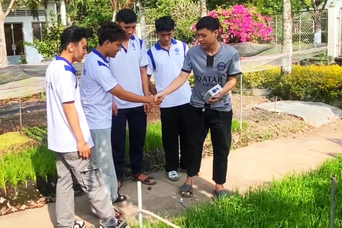 Thiet bi do chi so quan trong cua dat duoc nhom sinh vien thu nghiem tai nhieu mo hinh canh tac. Anh: Nhan vat cung cap