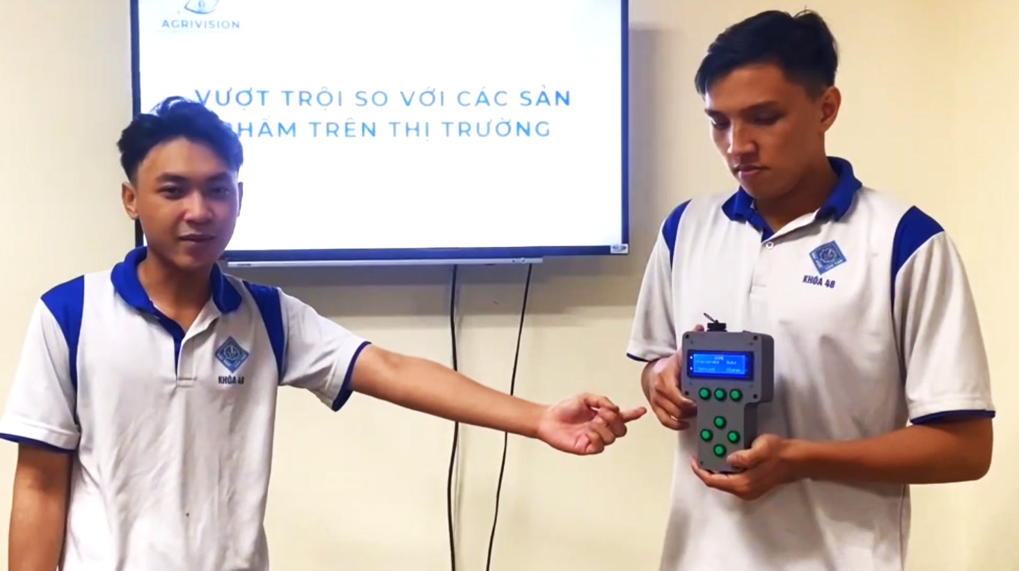 Thiet bi do luong dat cua nhom sinh vien. Anh: Nhan vat cung cap