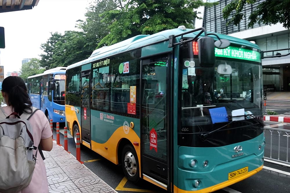 HCMC promotes electric buses, aiming for 100% clean energy by 2030