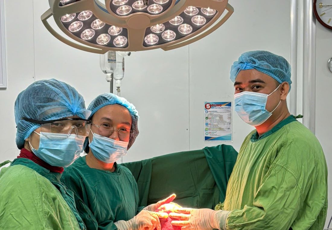 Les medecins de l'hopital general provincial de Quang Tri reçoivent une aide au regime de formation apres de nombreuses annees de dette. Photo : Han Nguyen