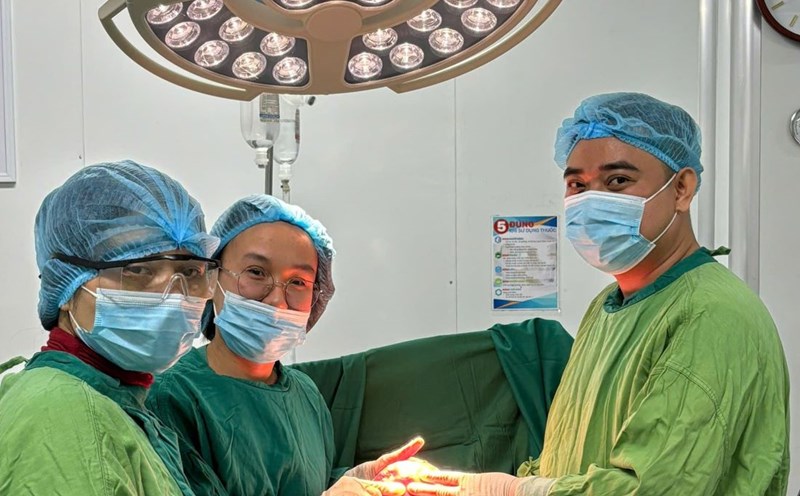 Doctors at Quang Tri General Hospital receive training support after many years of debt. Photo: Han Nguyen