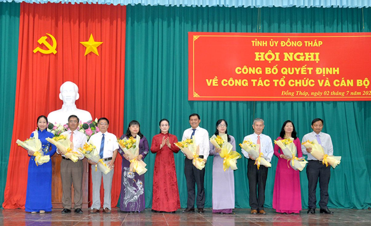 Ba Nguyen Hai Tram - Pho Bi thu Thuong truc Tinh uy tang hoa chuc mung cac ong, ba duoc chi dinh giu nhiem vu Pho Chu tich Uy ban Mat tran To quoc Viet  Nam tinh Dong Thap. Anh: Cong thong tin dien tu Dong Thap