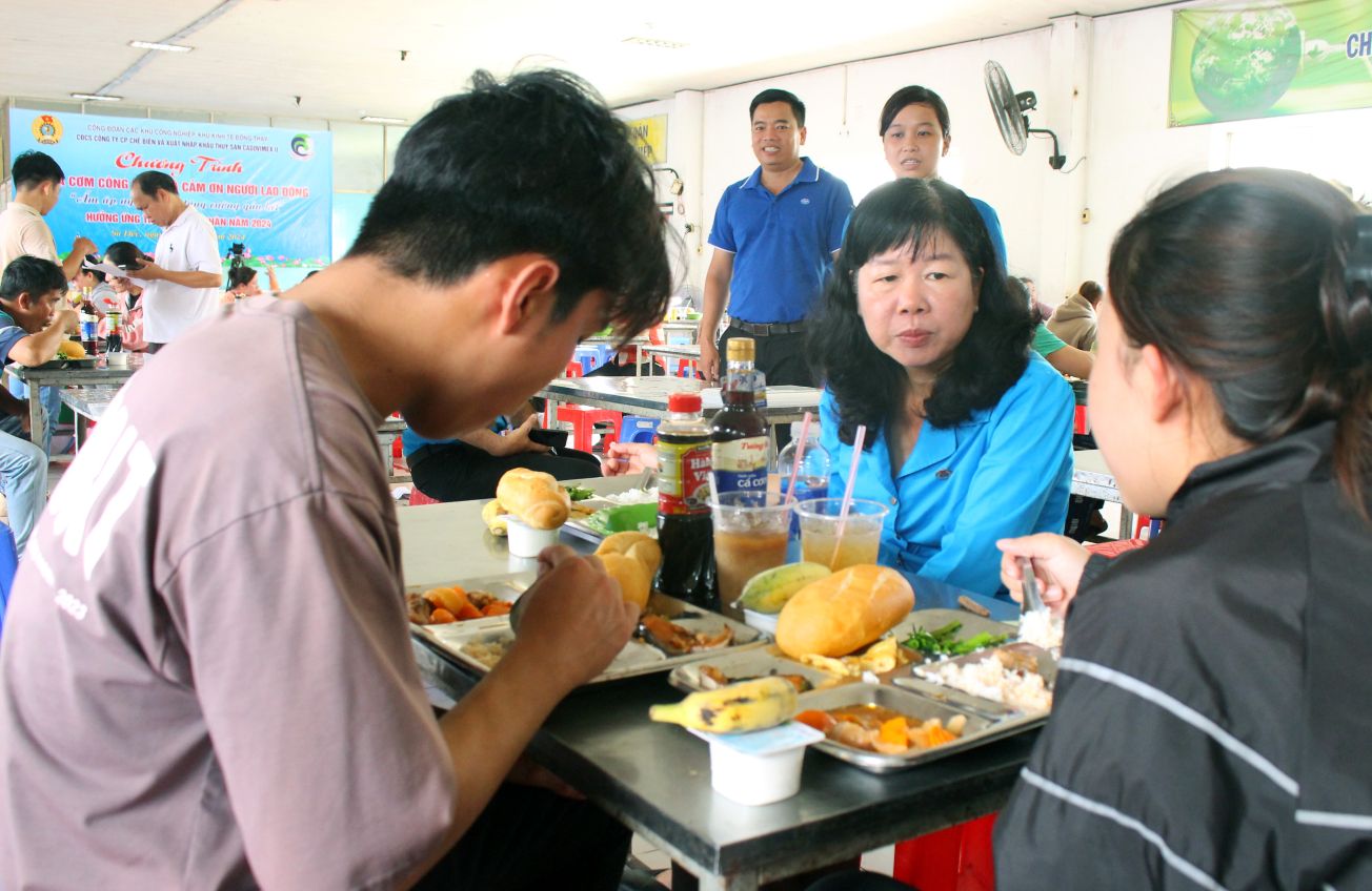 Ba Huynh Thi Tuyet Vui than mat dung com voi doan vien, cong nhan, lao dong tai su kien Bua com Cong doan tai Khu Cong nghiep Sa Dec. Anh: Thanh Mai