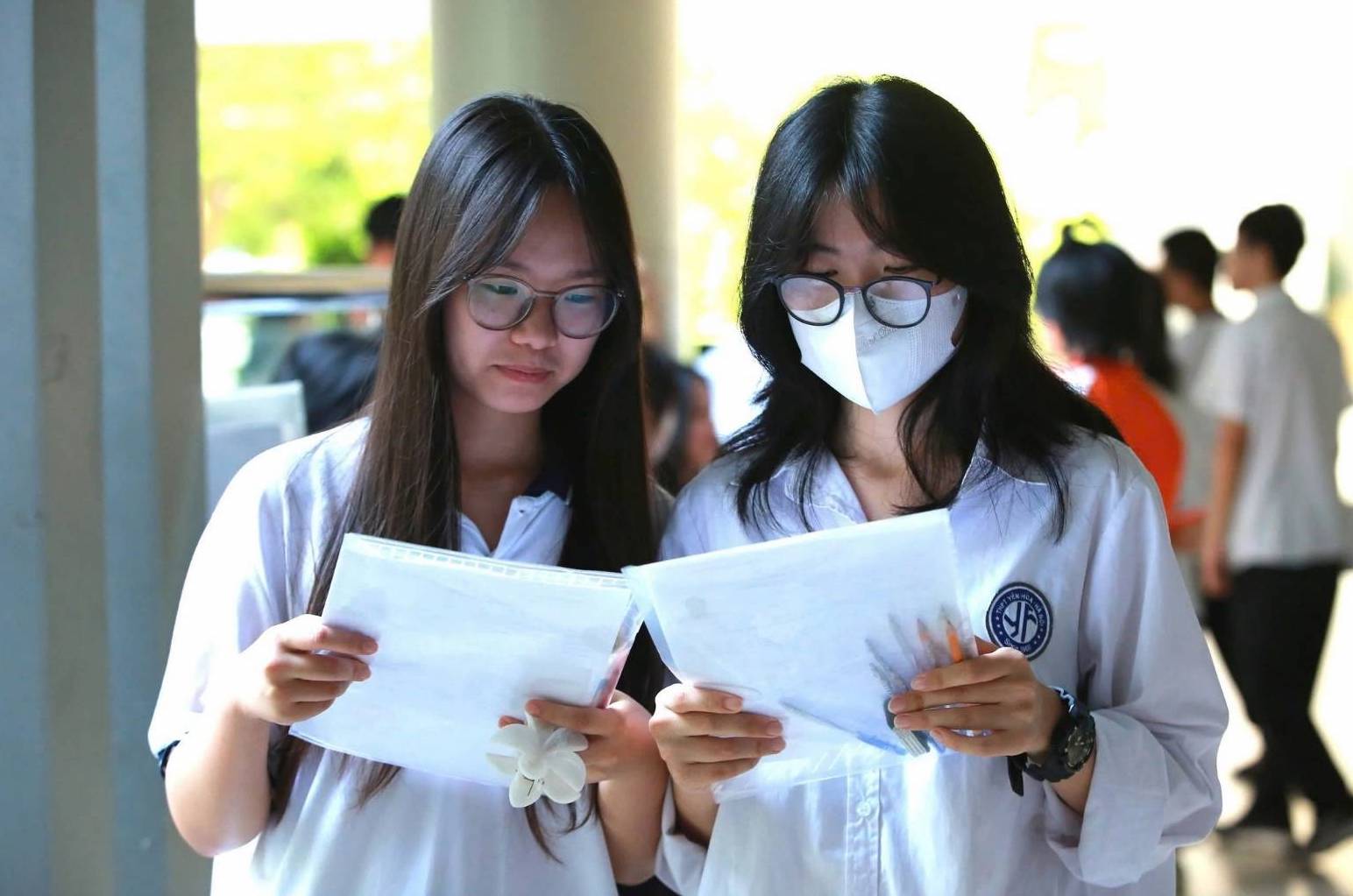 24h Education: Candidates considering admission for the D01 group are worried about failing their wishes, waiting for the admission score. Photo: Huu Chanh