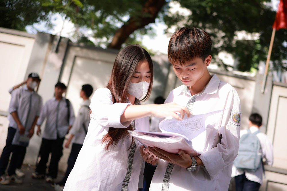Nhieu thi sinh danh gia de thi Toan va Tieng Anh ky thi tot nghiep THPT nam 2025 kho. Anh: Hai Nguyen 