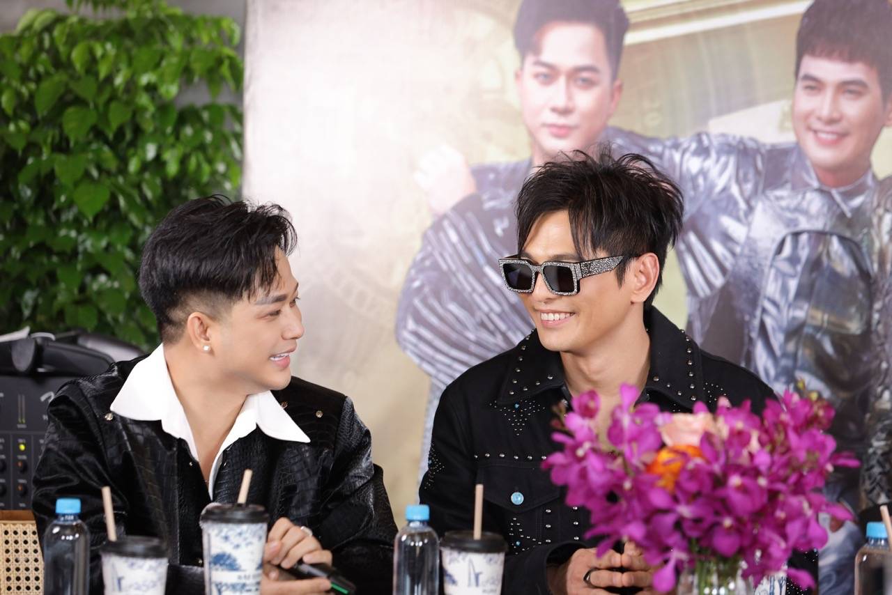 ラム・ハング（右）は、60,000 VNDの表示を支援するために、功績のある芸術家Vu Linhを明らかにしました。写真：チャムジャー.