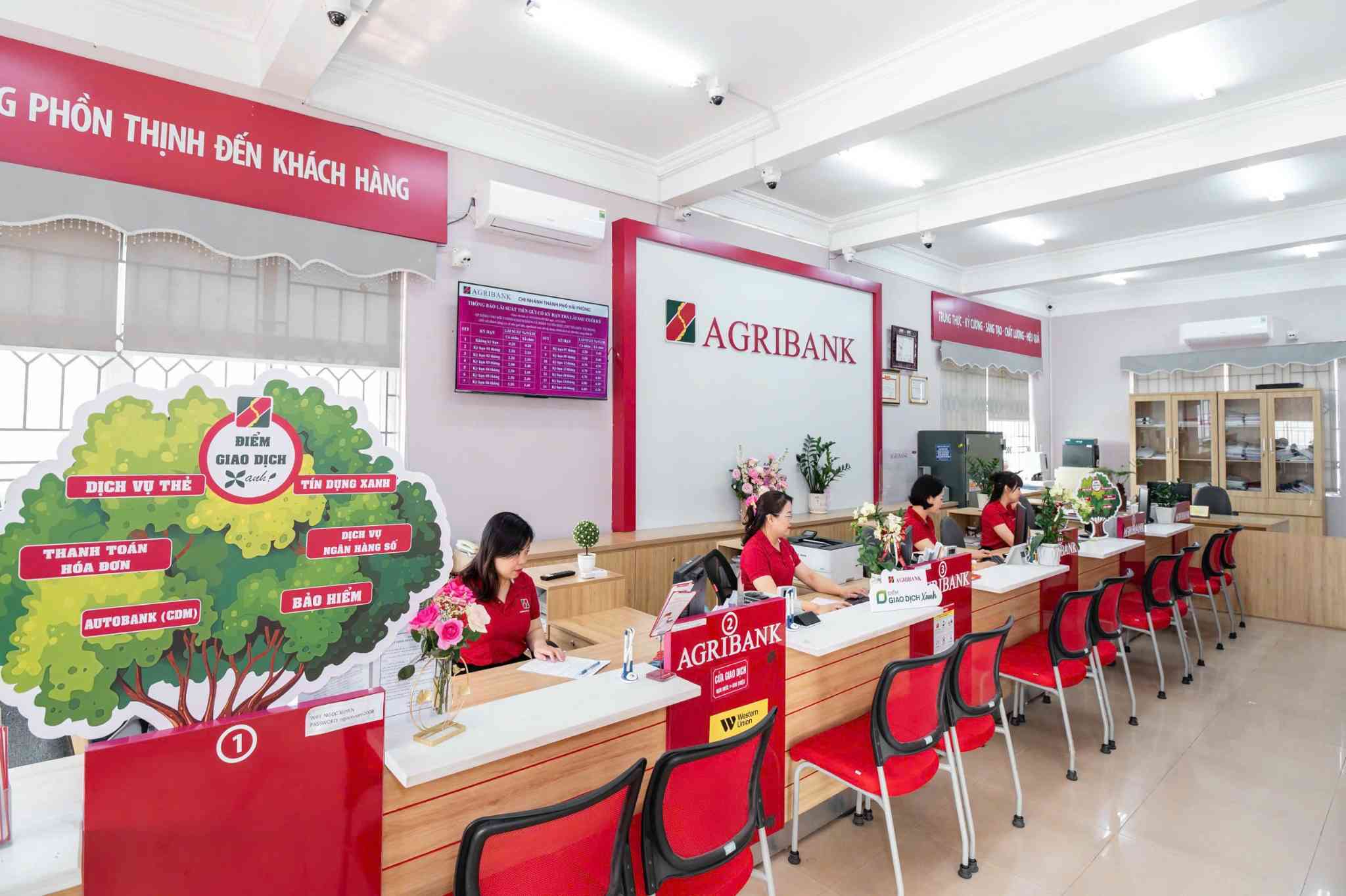 Agribank promeut le role de l'organisation du parti dans l'amelioration de la qualite du service et l'approche des services bancaires des populations rurales. Photo : Huong Thao