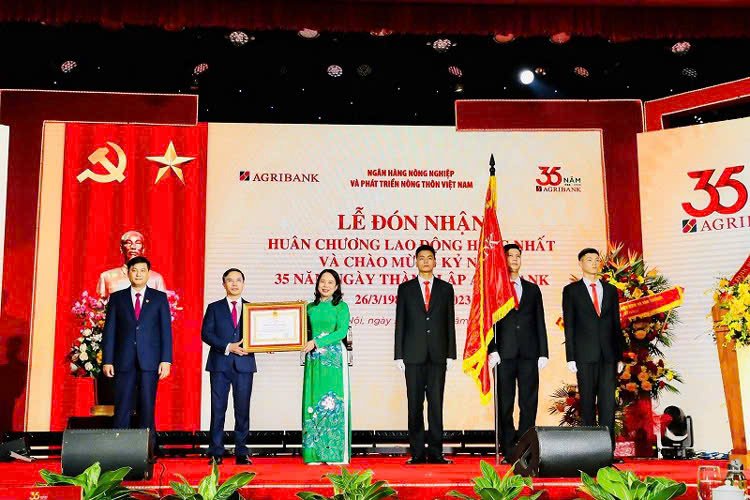 Agribank don nhan Huan chuong Lao dong hang Nhat, chao mung ky niem 35 nam ngay thanh lap. Anh: Huong Thao