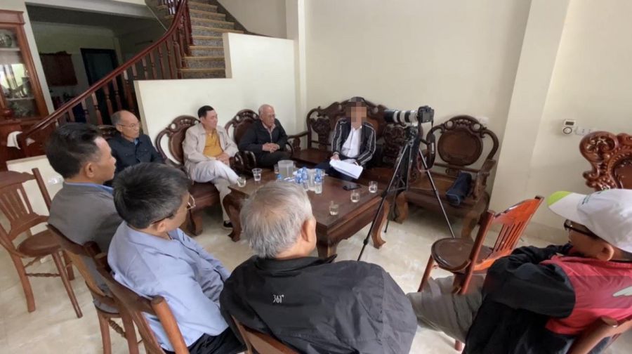 Las personas en el area de servicio de manualidades de Dong Ky reflejan el incidente para el periodista. Foto: Van Truong