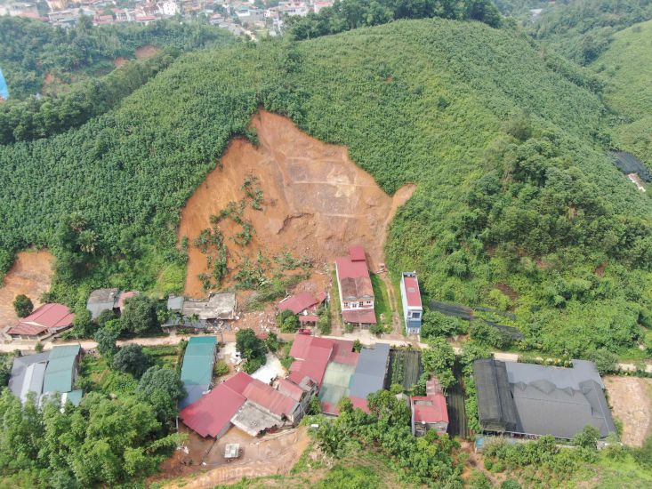 Risque de glissements de terrain sur les collines qui inquietent les habitants chaque fois qu'il pleut fortement. Photo : Van Duc