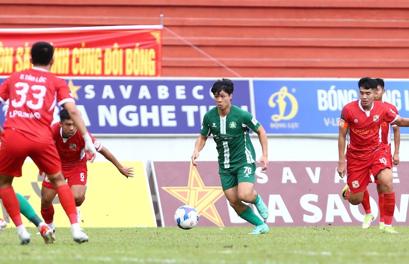Cong Phuong dang thi dau Binh Phuoc sau chuyen xuat ngoai bat thanh. Anh: Thanh Vu