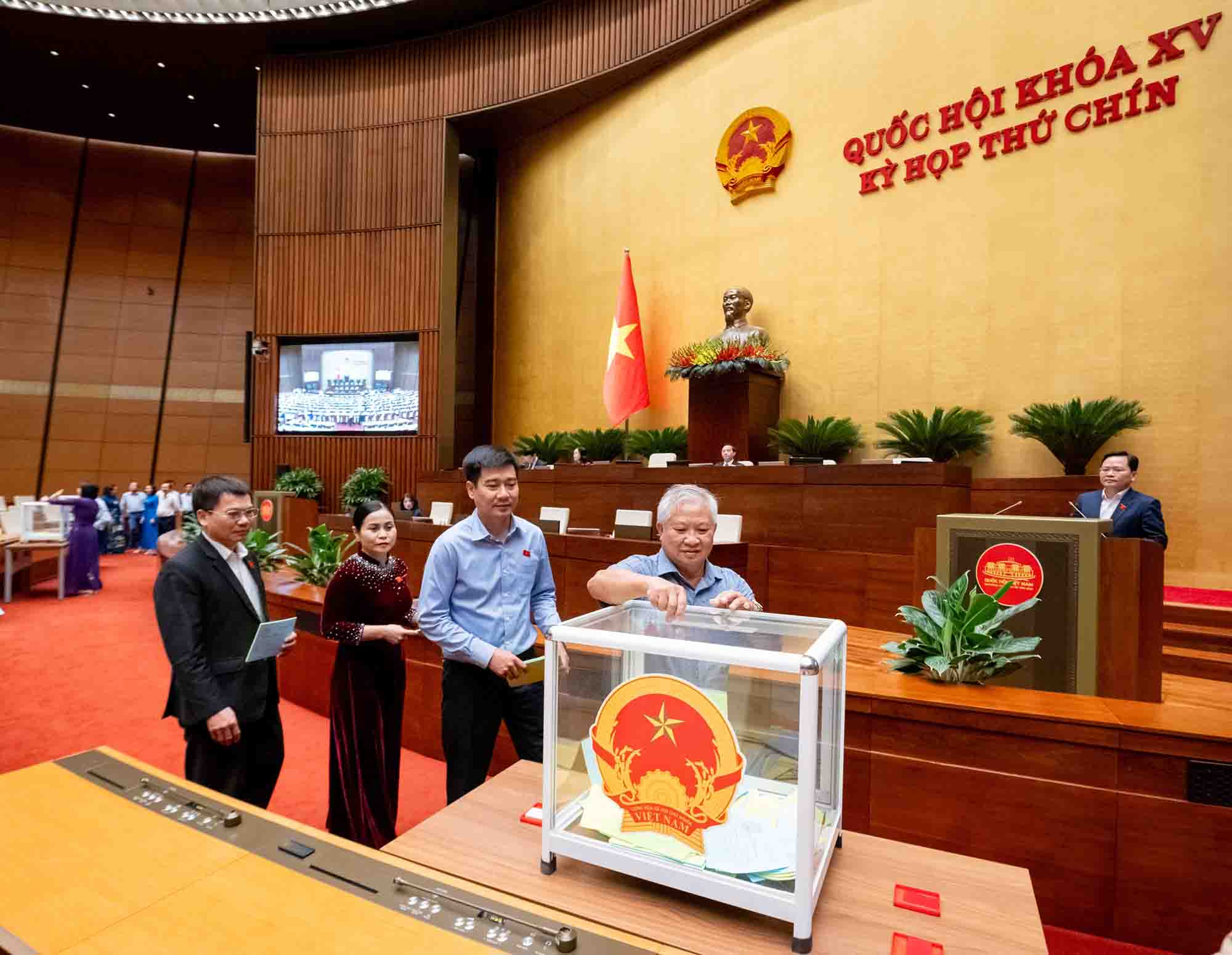 대표들이 국가 선거 위원회 의장 선출을 위해 비밀 투표를 하고 있습니다. 사진: Pham Thang.