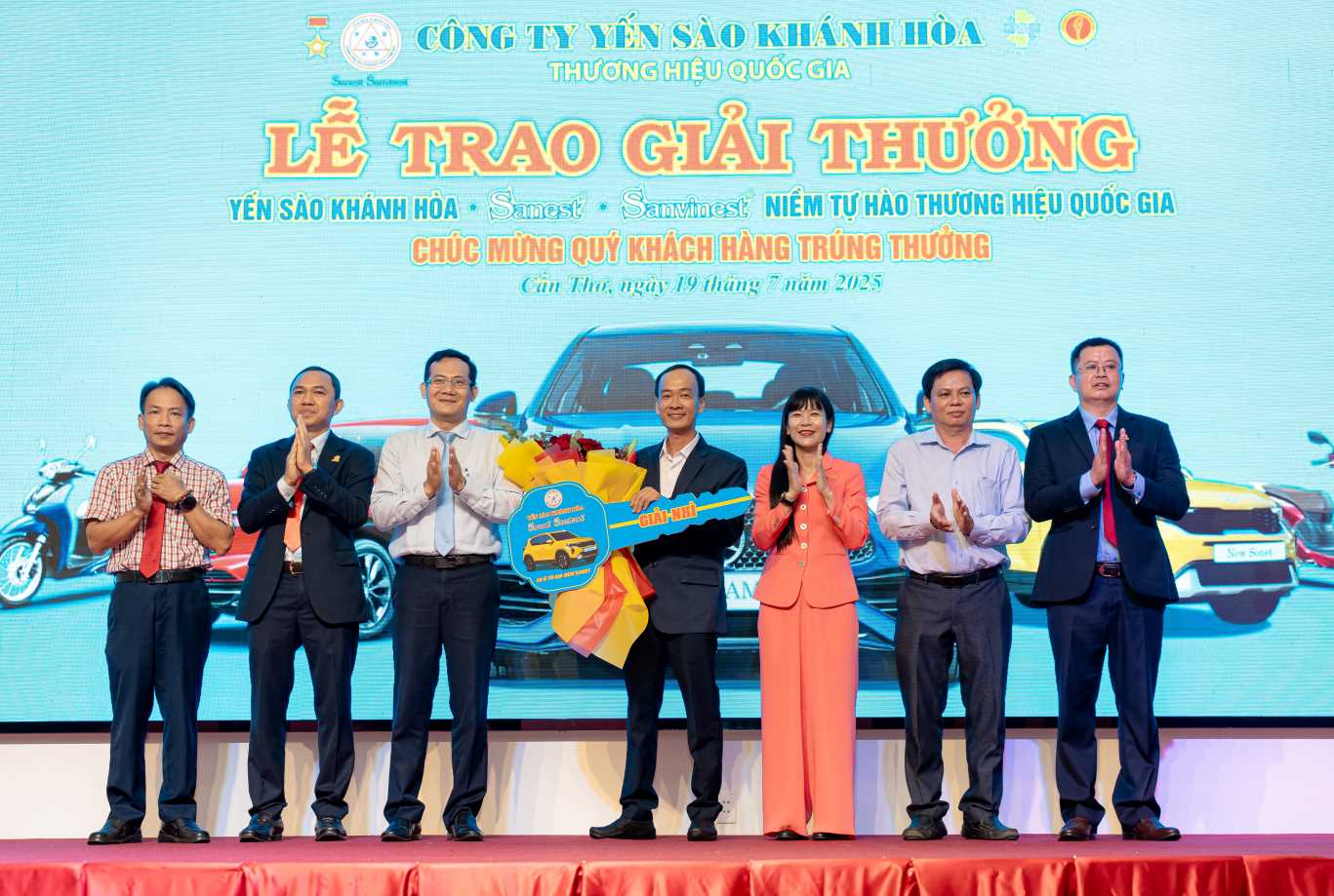 Lanh dao Cong ty Yen sao Khanh Hoa trao giai cho khach hang may man trung xe o to khi mua san pham. Anh: Ngoc Chau
