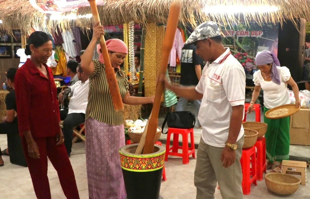 Du khach trai nghiem lam com dep nghe truyen thong cua dong bao Khmer Soc Trang, nay la TP Can Tho. Anh: Giao Linh