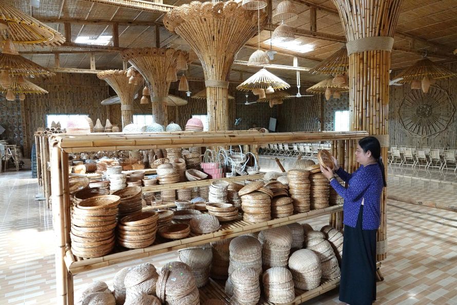 Khong gian trung bay san pham dan dat tu tre truc tai HTX May tra dan dat Thuy Tuyet. Anh: Phuong Anh