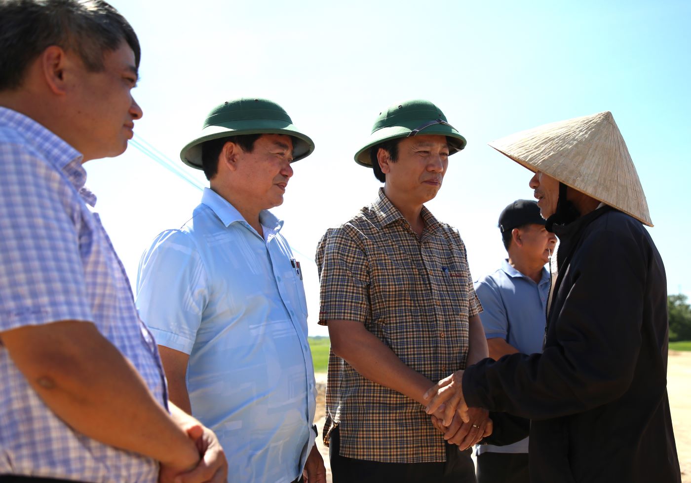 The leaders of Quang Tri province encouraged people temporarily residing, and affirmed that they would handle officials if the resettlement area continued to be behind schedule.