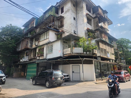 Vỉa hè tại Hà Nội vừa lát đá xong đã bị chiếm dụng. Ảnh: Minh Hạnh