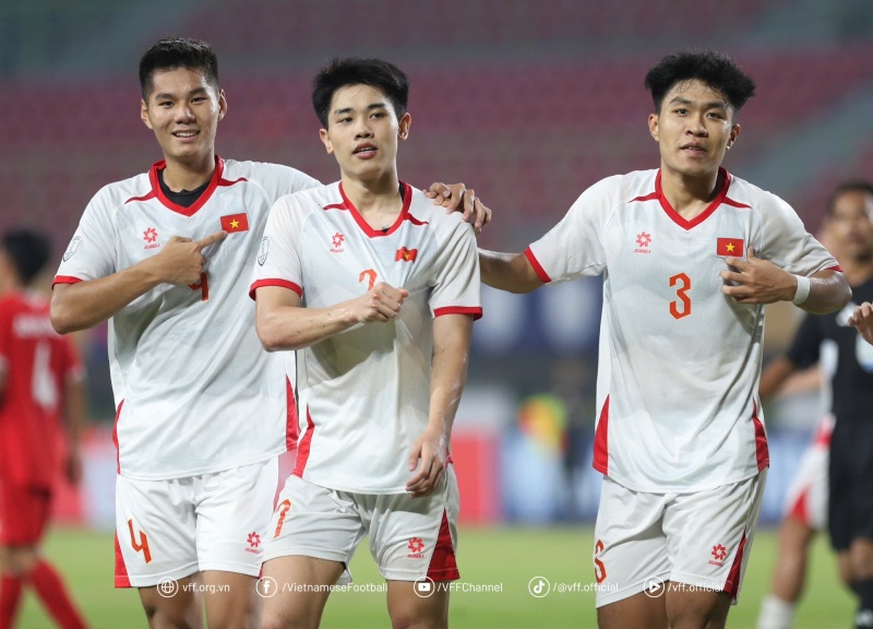 Hieu Minh (trai) ghi cu dup ban thang vao luoi U23 Viet Nam. Anh: VFF