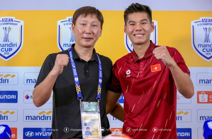 경기 후 중앙 수비수 응우옌흐우민과 김상식 감독. 사진: VFF