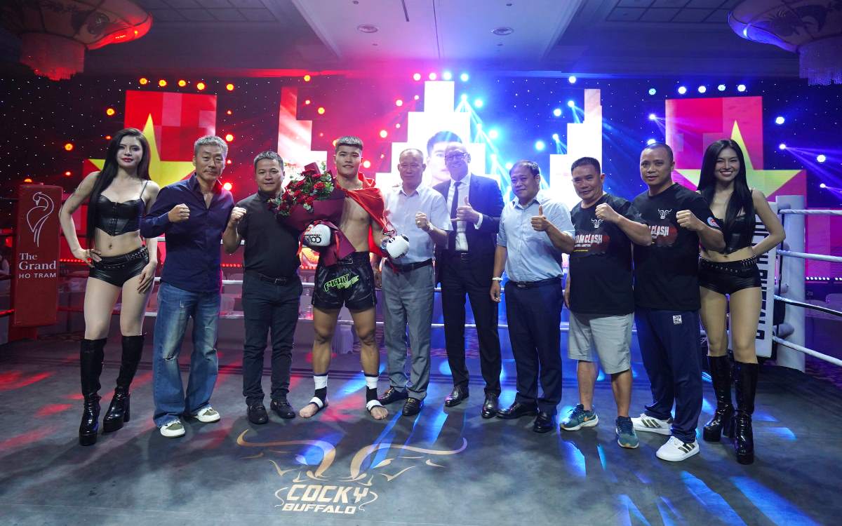 Kieu Duy Quan an mung chien thang voi cac thanh vien cua ban to chuc. Anh: Phong Le