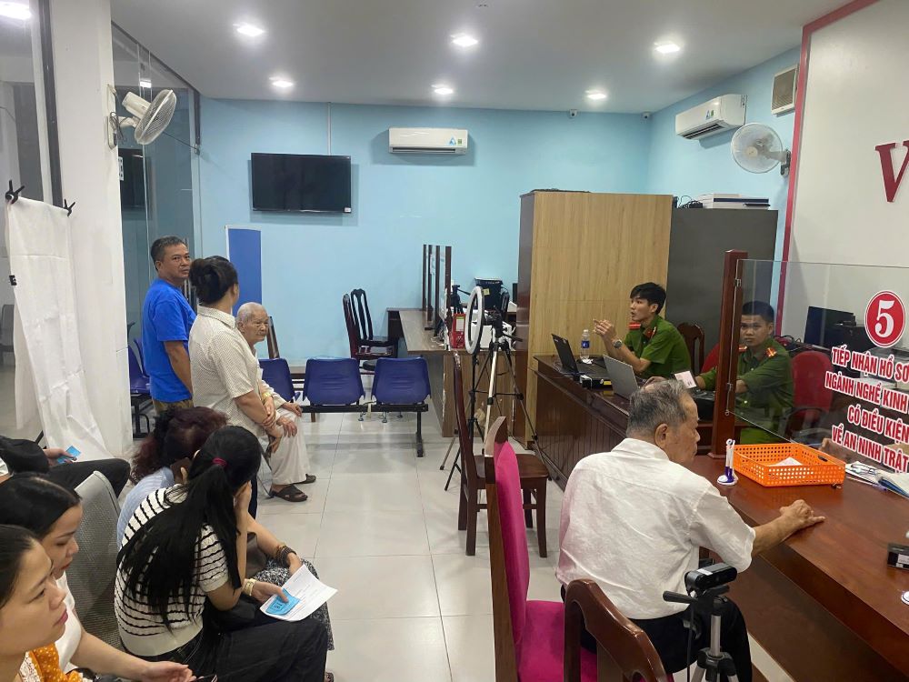 ダナンの区警察は、身分証明書を取得する人々のために夜間警備を増やしています。写真:CACC