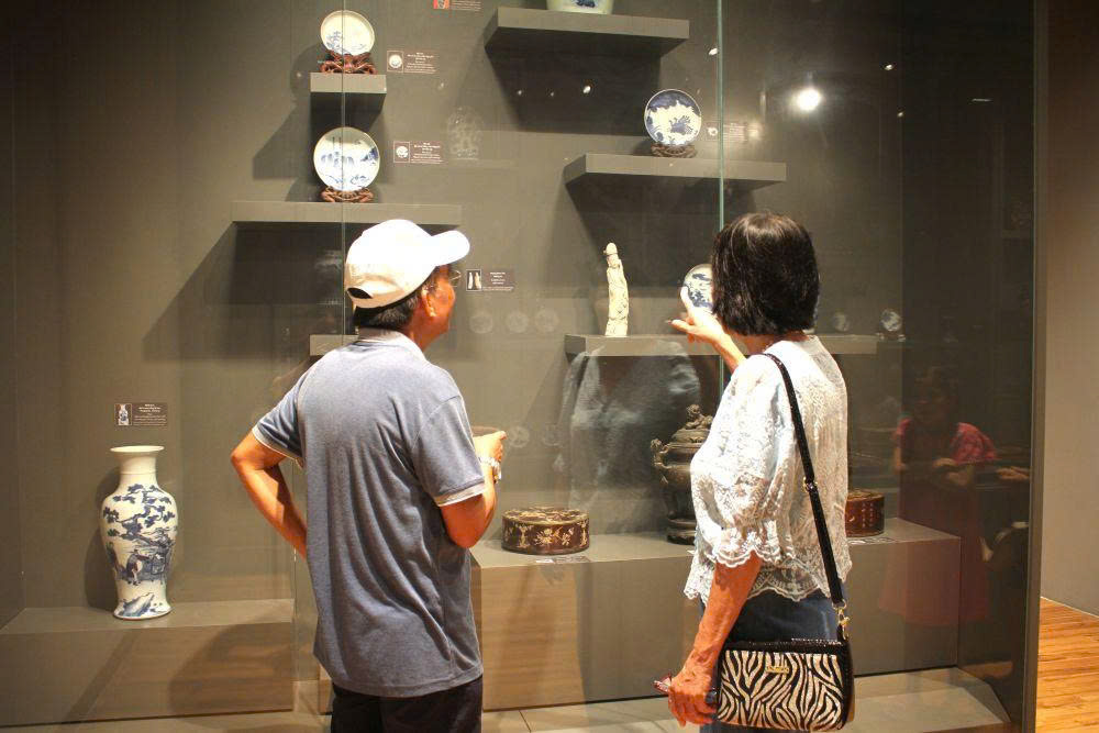 Admiring rare antiques at the exhibition "Da Nang - the anniversary of the end". Photo: Thanh Huyen