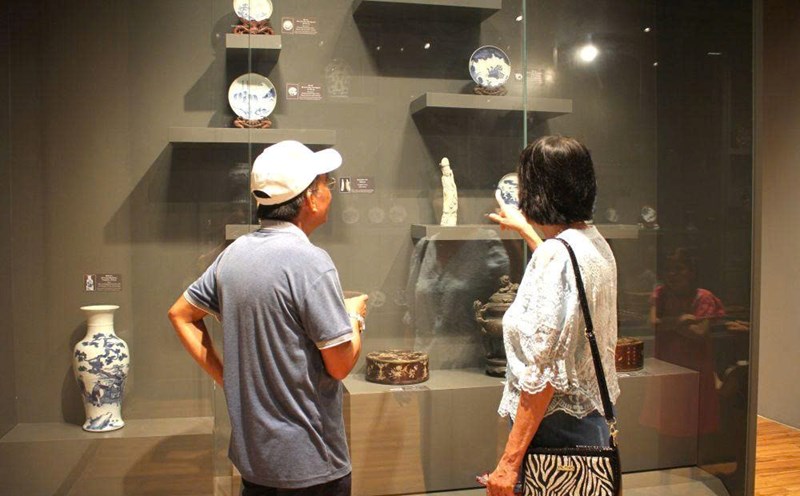 Admiring rare antiques at the exhibition "Da Nang - the anniversary of the end". Photo: Thanh Huyen